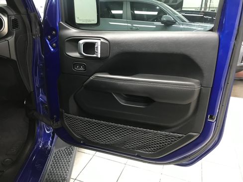 Used 2018 Jeep Wrangler Unlimited Sahara AWD/4WD image 13