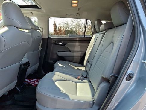Used 2023 Toyota Highlander XLE image 10