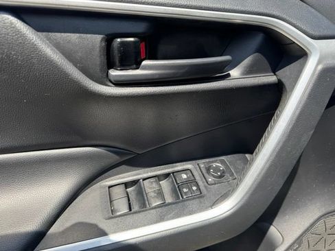 Used 2021 Toyota RAV4 LE FWD image 23