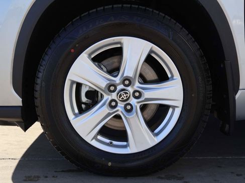 Used 2024 Toyota Highlander LE image 6