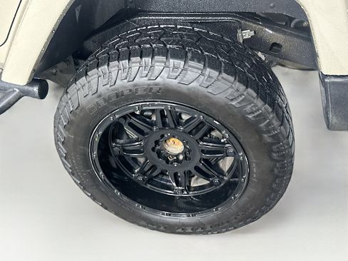 Used 2017 Jeep Wrangler Unlimited Rubicon w/ Connectivity Group image 11