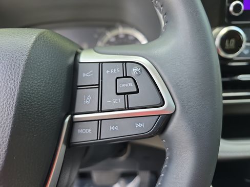 Used 2024 Toyota Highlander XLE FWD image 19