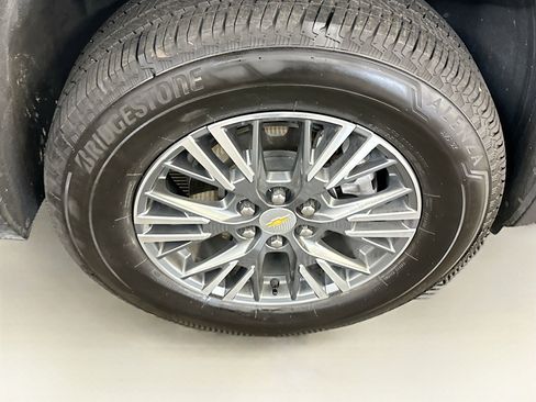 Used 2025 Chevrolet Traverse LT image 11