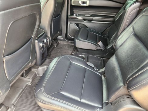 Used 2020 Ford Explorer XLT w/ Equipment Group 202A RWD image 12