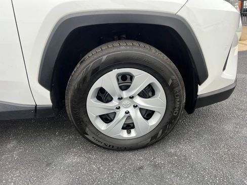 Used 2021 Toyota RAV4 LE image 11