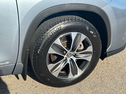 Used 2020 Toyota Highlander XLE AWD/4WD image 47
