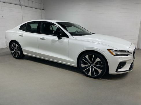 Used 2022 Volvo S60 B5 Momentum w/ Premium Package AWD/4WD image 3