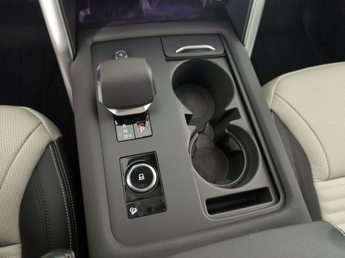 Used 2025 Land Rover Discovery Dynamic SE image 16