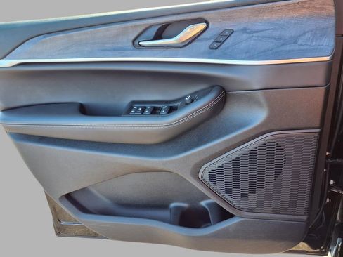 Used 2025 Jeep Grand Cherokee L Limited w/ Luxury Tech Group II image 16