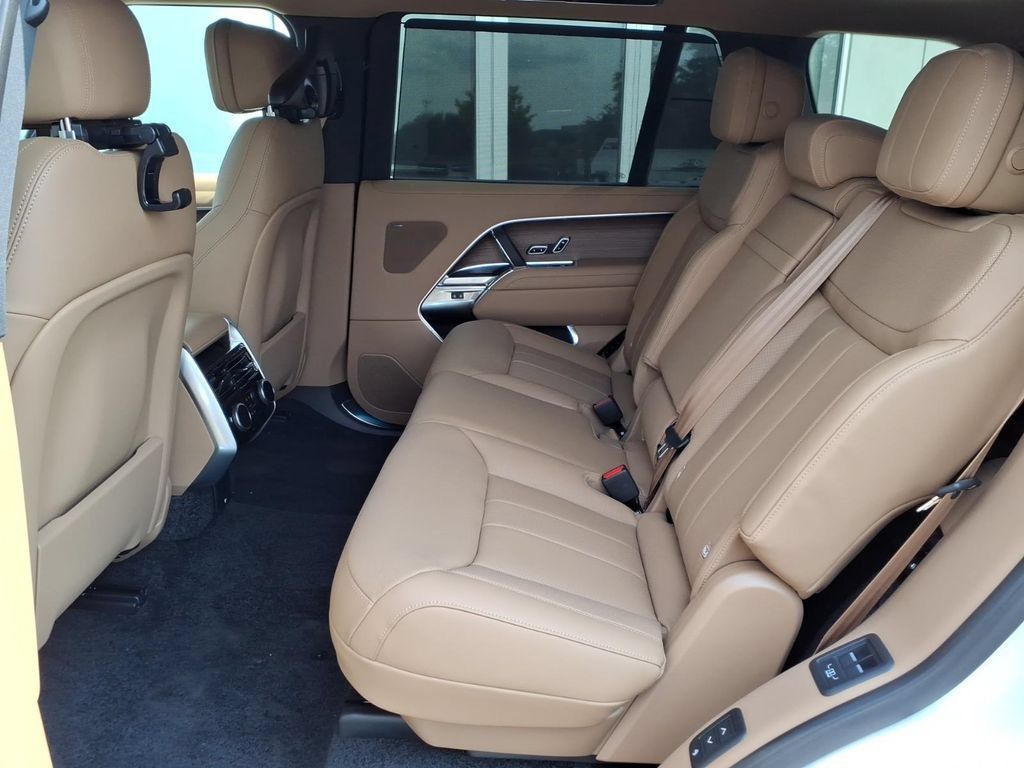 New 2026 Land Rover Range Rover Long Wheelbase SE AWD/4WD image 8