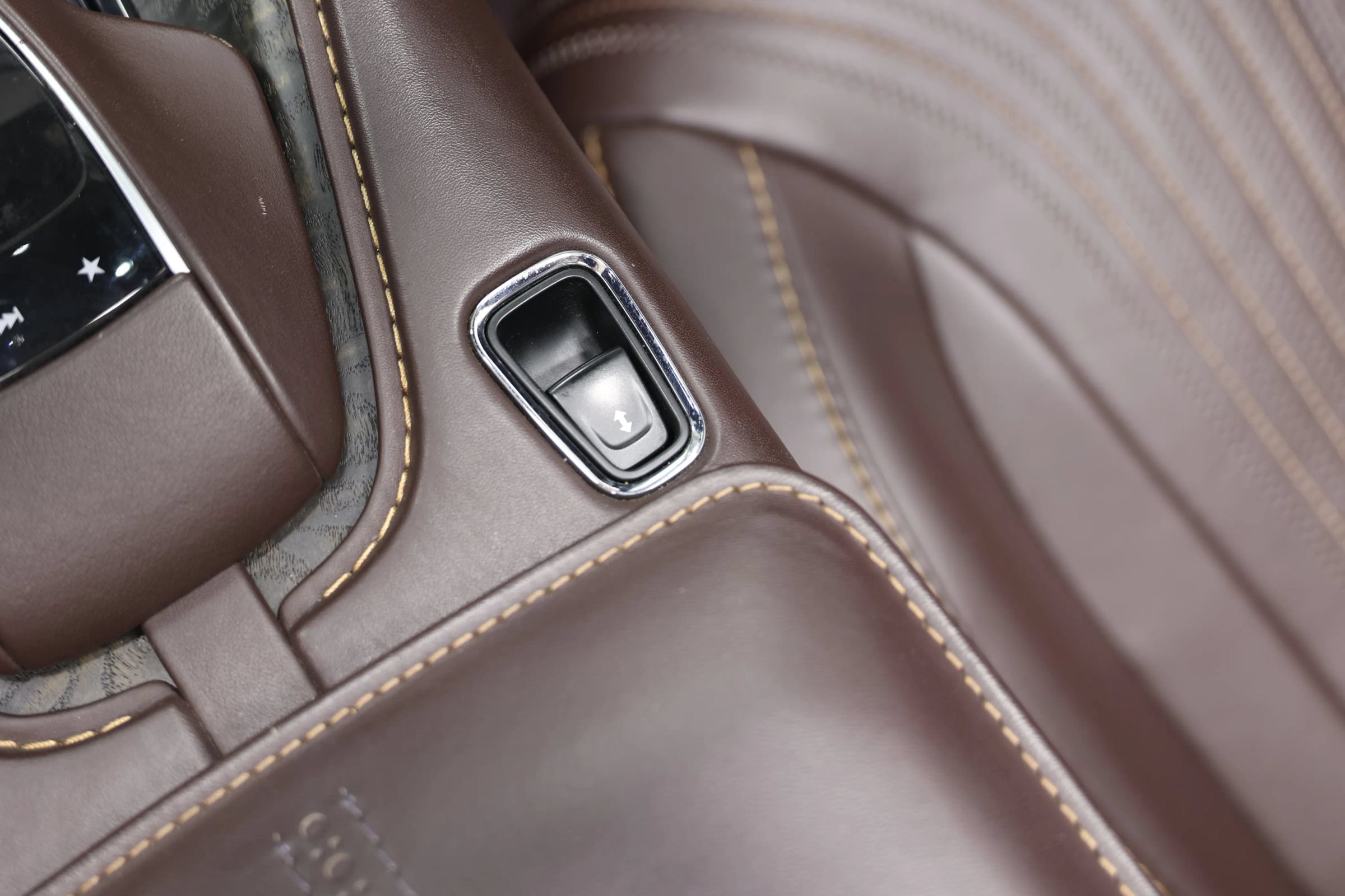 Used 2019 Aston Martin DB11 Volante RWD image 45