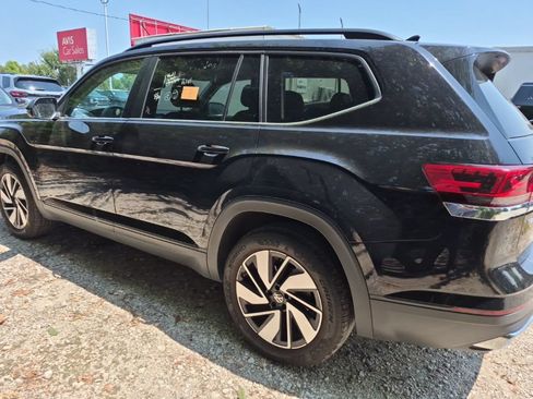 Used 2025 Volkswagen Atlas SE FWD image 2
