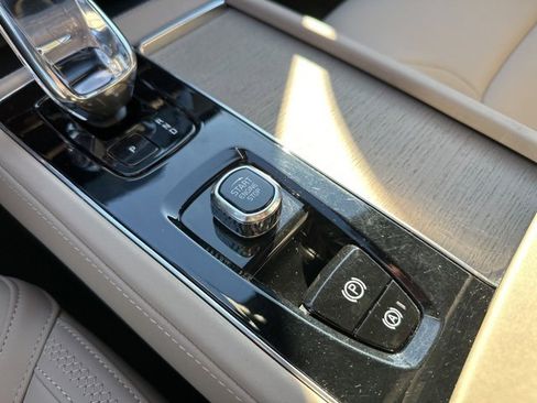 Certified 2025 Volvo XC90 B6 Plus image 30