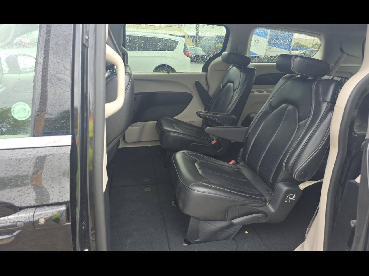 Used 2023 Chrysler Pacifica Touring-L FWD image 5