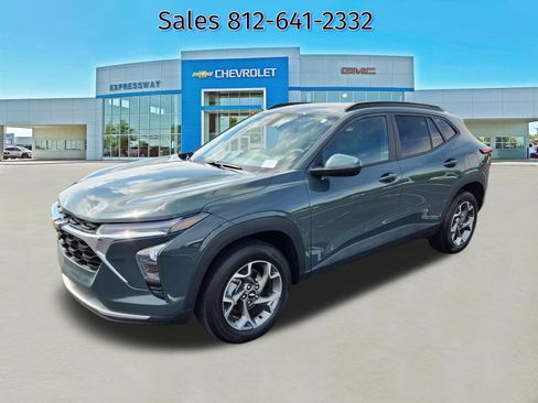 Used 2025 Chevrolet Trax LT FWD image 3