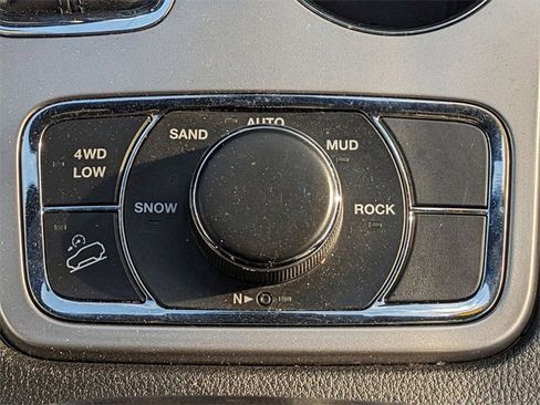 Certified 2022 Jeep Grand Cherokee Laredo X image 16