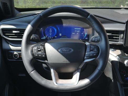 Certified 2024 Ford Explorer Platinum AWD/4WD image 7