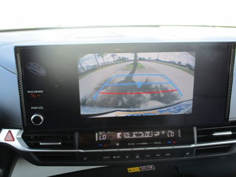 Used 2026 Toyota Sienna XLE FWD image 19