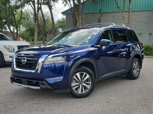 Certified 2025 Nissan Pathfinder SL FWD image 32