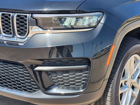 Used 2025 Jeep Grand Cherokee Laredo X RWD image 9