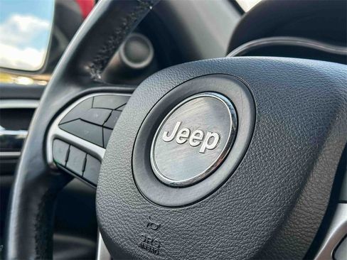 Used 2019 Jeep Grand Cherokee Laredo image 29