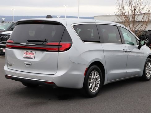 Used 2024 Chrysler Pacifica Touring-L image 6