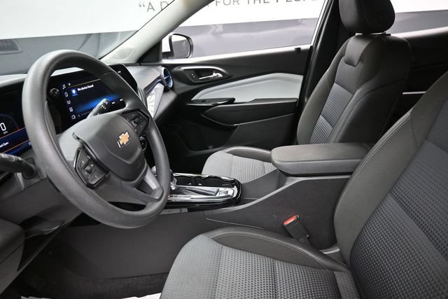 Used 2025 Chevrolet Trax LT FWD image 16