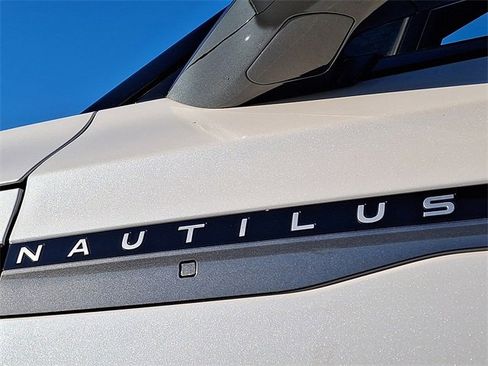 Used 2025 Lincoln Nautilus Reserve image 32