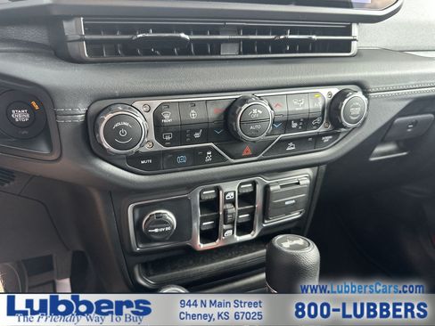 Used 2025 Jeep Wrangler Unlimited Sahara AWD/4WD image 17