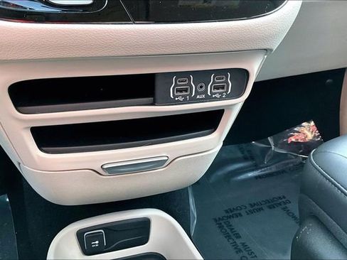 Used 2024 Chrysler Pacifica Touring-L image 35