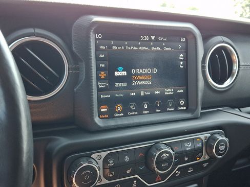 Used 2020 Jeep Gladiator Overland AWD/4WD image 17