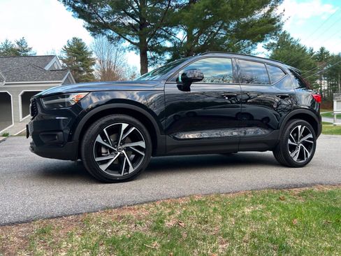 Used 2021 Volvo XC40 T5 R-Design w/ Advanced Package AWD/4WD image 11