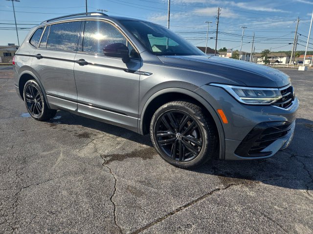Used 2022 Volkswagen Tiguan SE R-Line FWD image 2