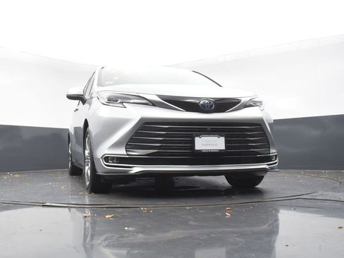 Used 2023 Toyota Sienna Platinum image 40