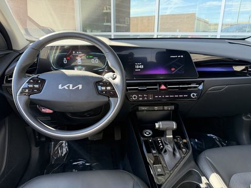 Used 2025 Kia Niro EX image 16
