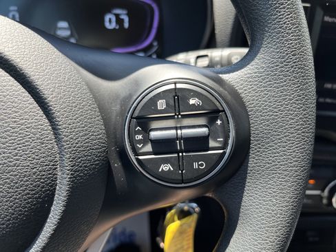 Used 2025 Kia Soul LX w/ LX Technology Package FWD image 19