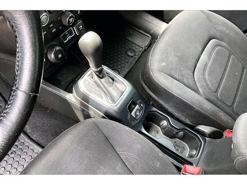 Used 2018 Jeep Renegade Latitude w/ Cold Weather Group AWD/4WD image 18