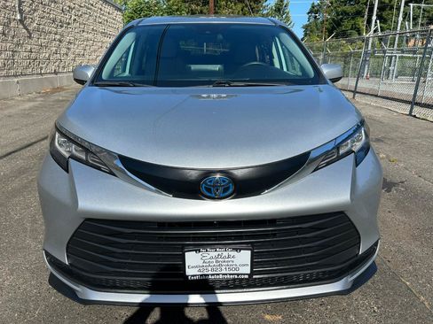 Used 2021 Toyota Sienna LE AWD/4WD image 2