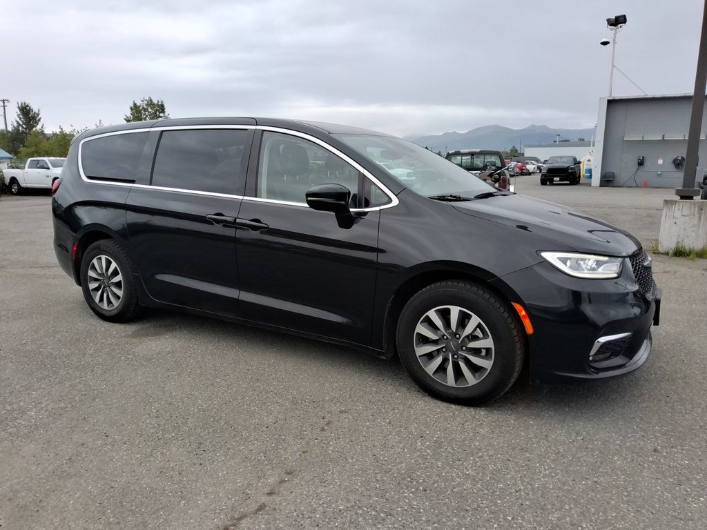 Used 2024 Chrysler Pacifica Limited FWD image 2