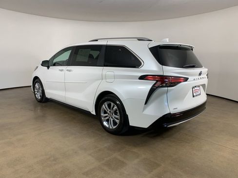 Used 2024 Toyota Sienna Platinum image 16