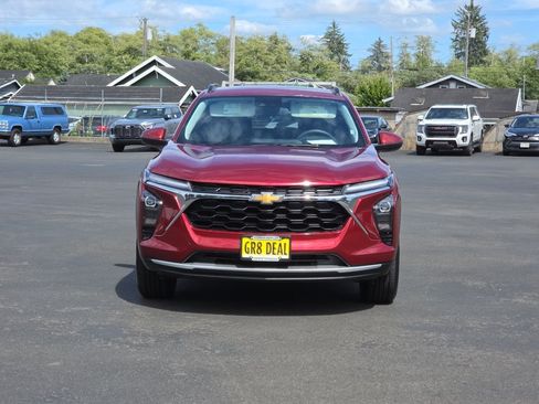 Certified 2025 Chevrolet Trax LT FWD image 3