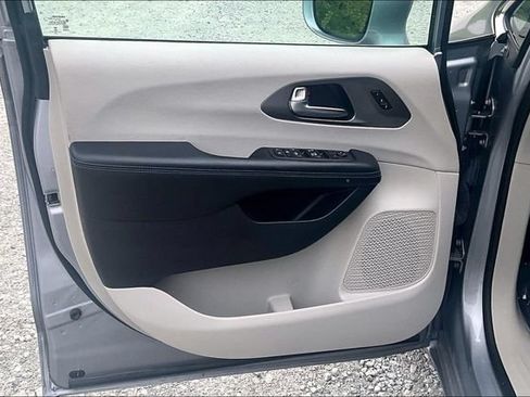 Used 2021 Chrysler Pacifica Touring-L FWD image 22