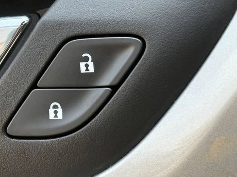 Used 2023 Chevrolet Traverse LT FWD image 13