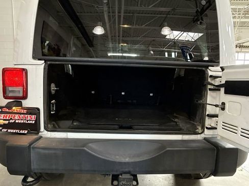 Used 2016 Jeep Wrangler Unlimited Rubicon image 23