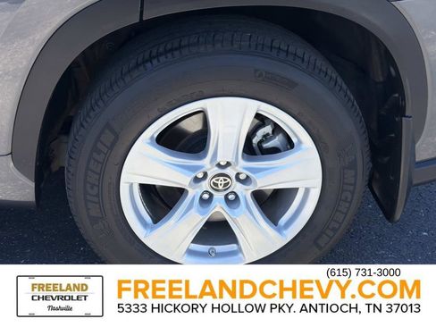 Used 2024 Toyota Highlander LE AWD/4WD image 11