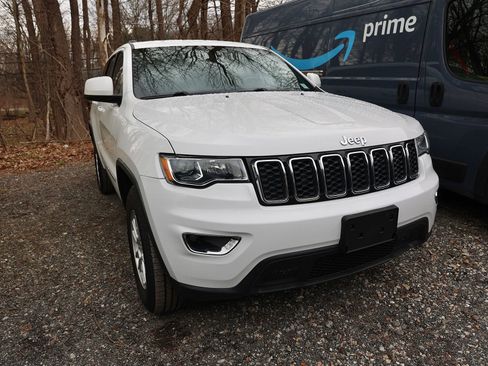 Used 2020 Jeep Grand Cherokee Laredo image 1