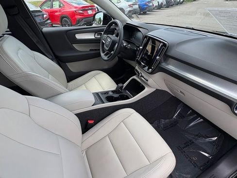 Used 2022 Volvo XC40 T4 Momentum FWD image 22
