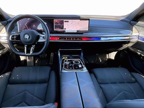 Used 2025 BMW 760i xDrive w/ Premium Package image 7
