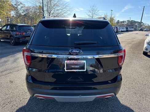 Used 2017 Ford Explorer XLT w/ Equipment Group 202A image 6