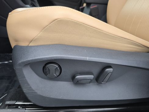 Certified 2024 Volkswagen Tiguan SE R-Line FWD image 30
